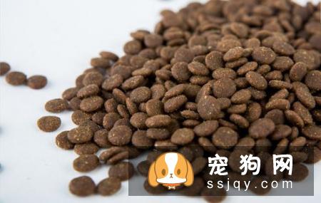 正规狗粮厂商都会在包装上列出真实明确的原料表和分析保证值表,两表结合就能判定