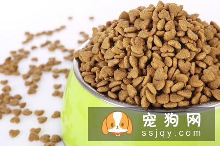 正规狗粮厂商都会在包装上列出真实明确的原料表和分析保证值表,两表结合就能判定